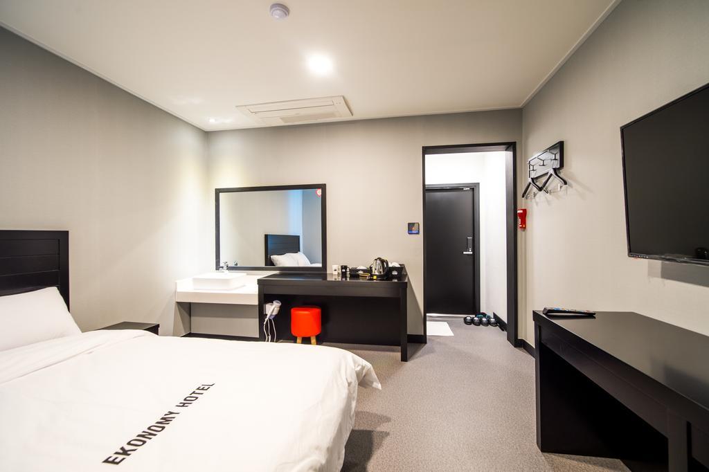 Ekonomy Hotel Sokcho Bagian luar foto