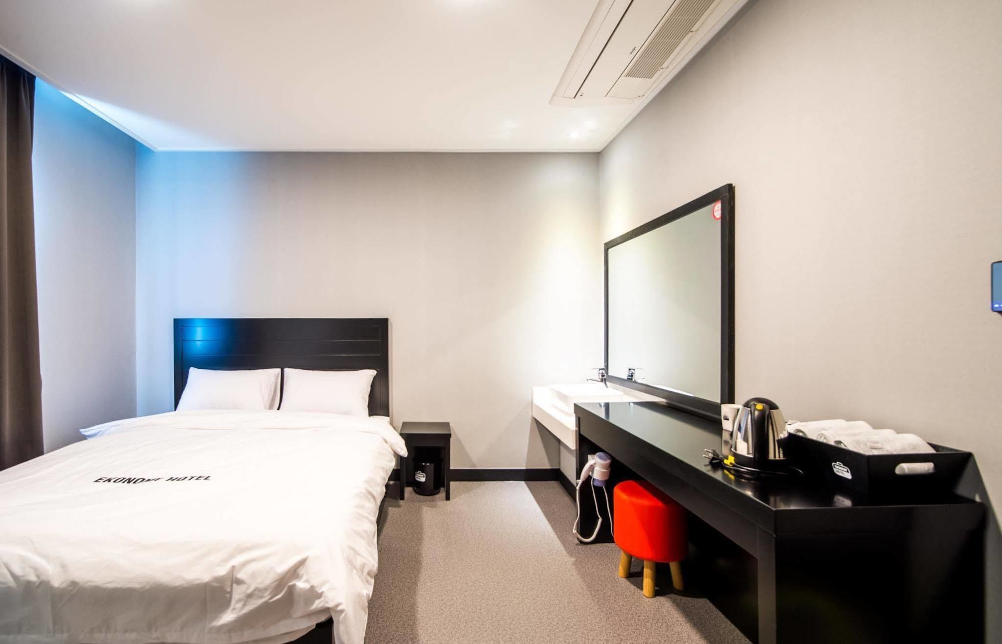 Ekonomy Hotel Sokcho Bagian luar foto