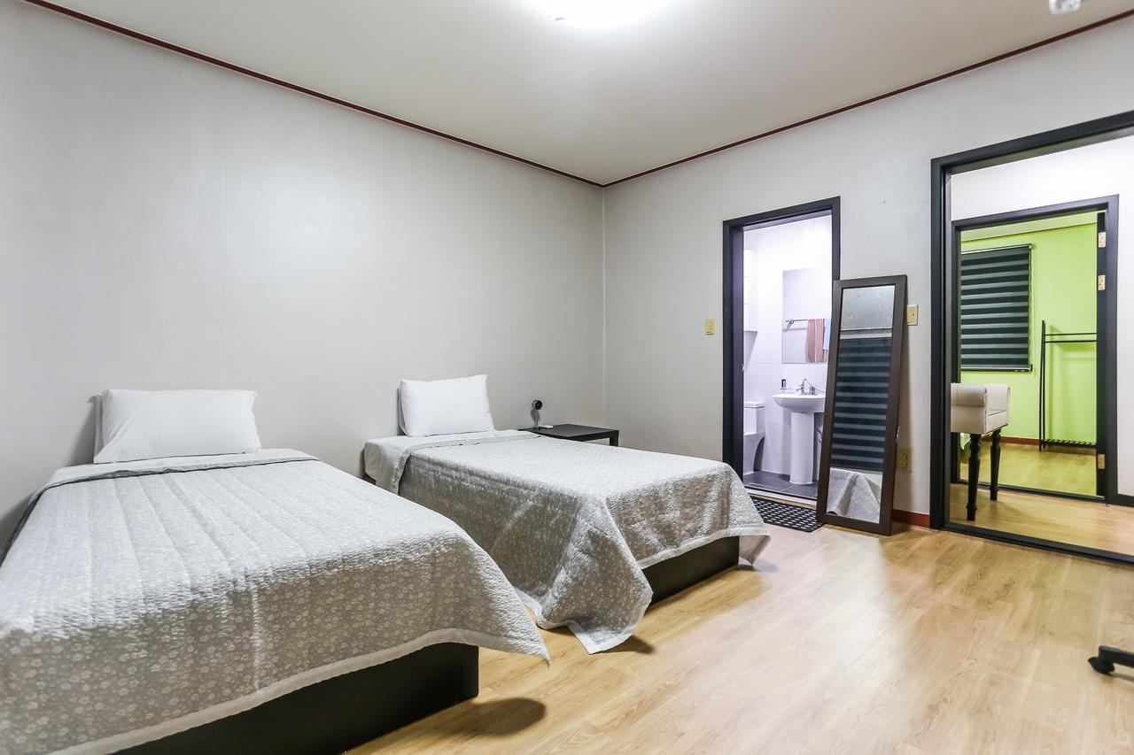 Ekonomy Hotel Sokcho Bagian luar foto