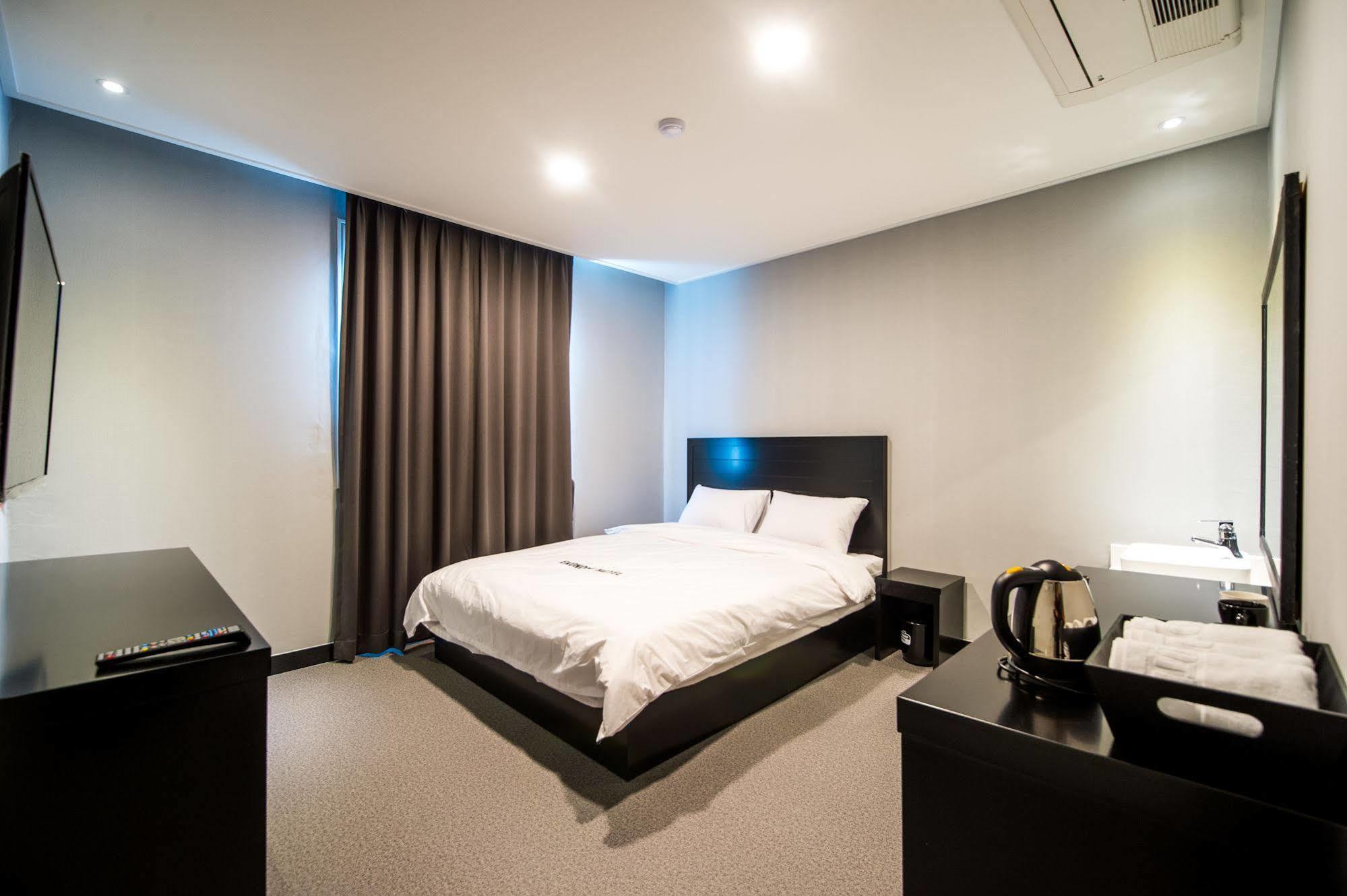Ekonomy Hotel Sokcho Bagian luar foto