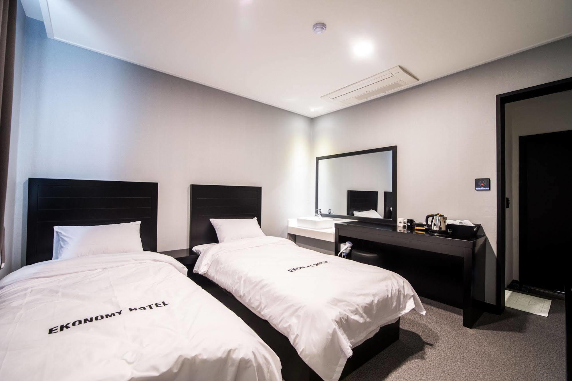 Ekonomy Hotel Sokcho Bagian luar foto