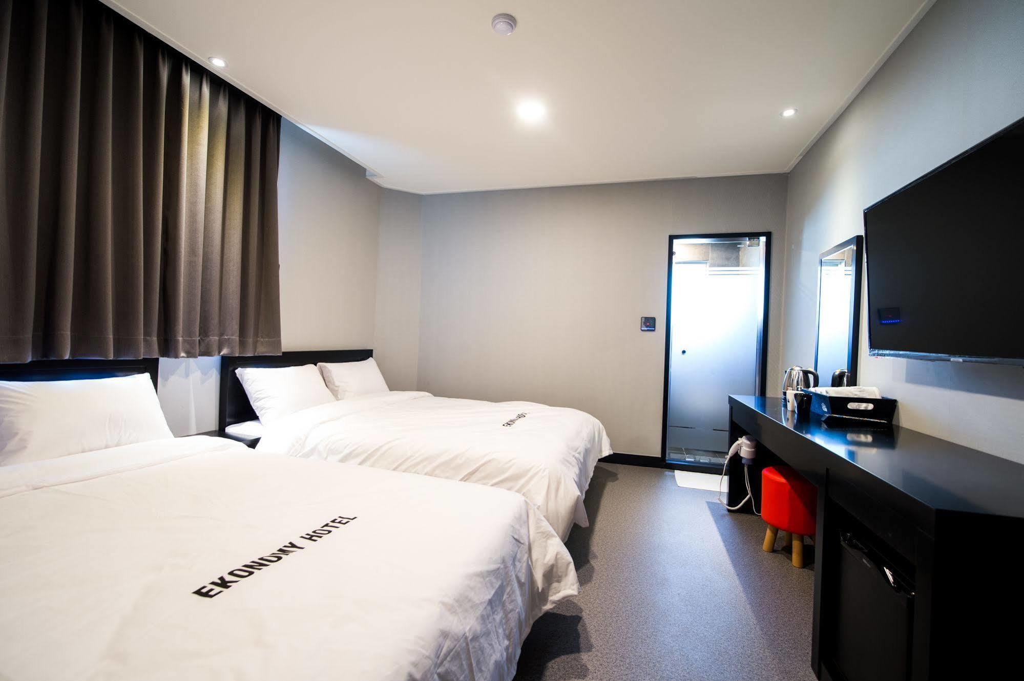 Ekonomy Hotel Sokcho Bagian luar foto