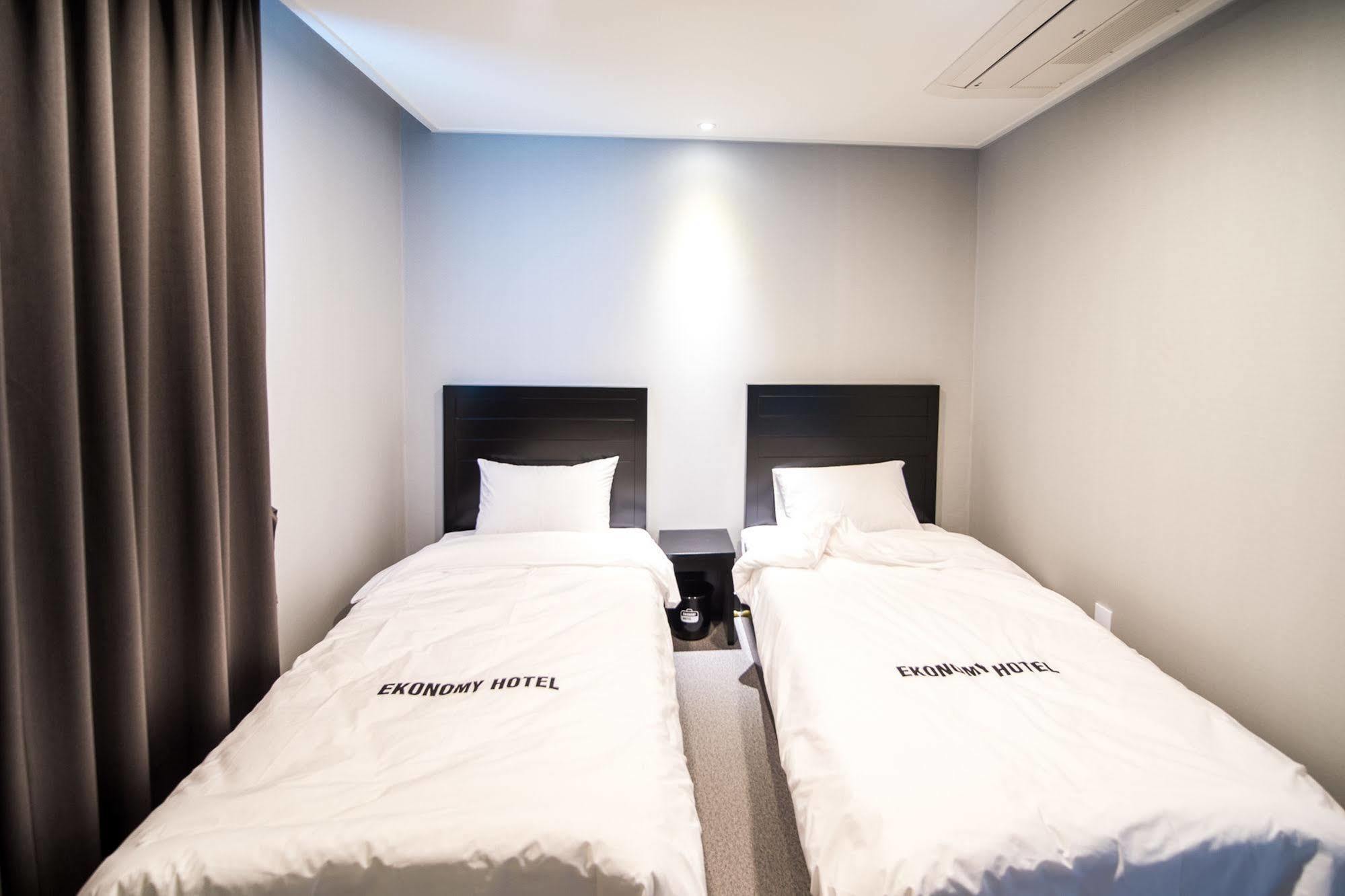 Ekonomy Hotel Sokcho Bagian luar foto