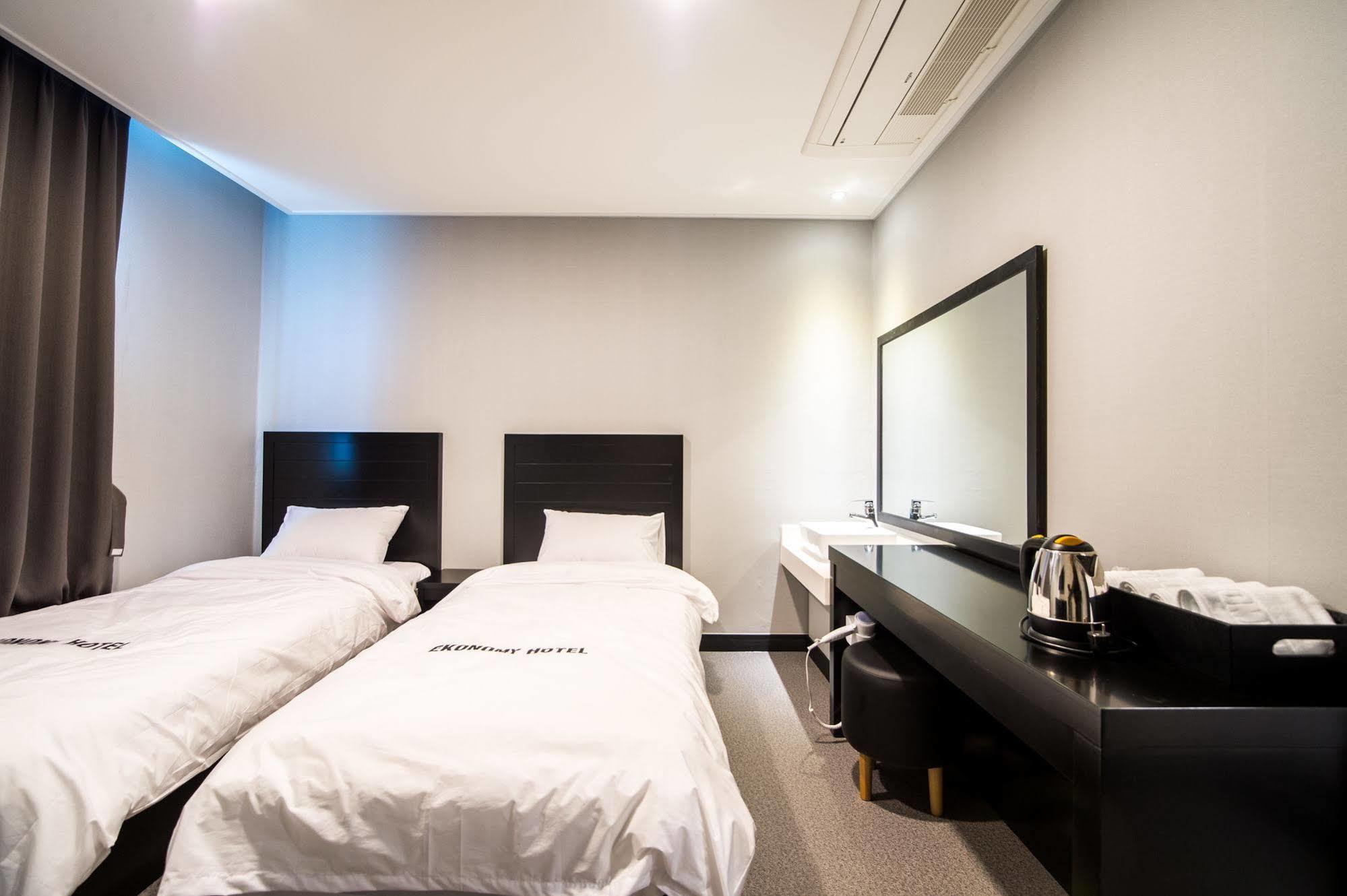 Ekonomy Hotel Sokcho Bagian luar foto