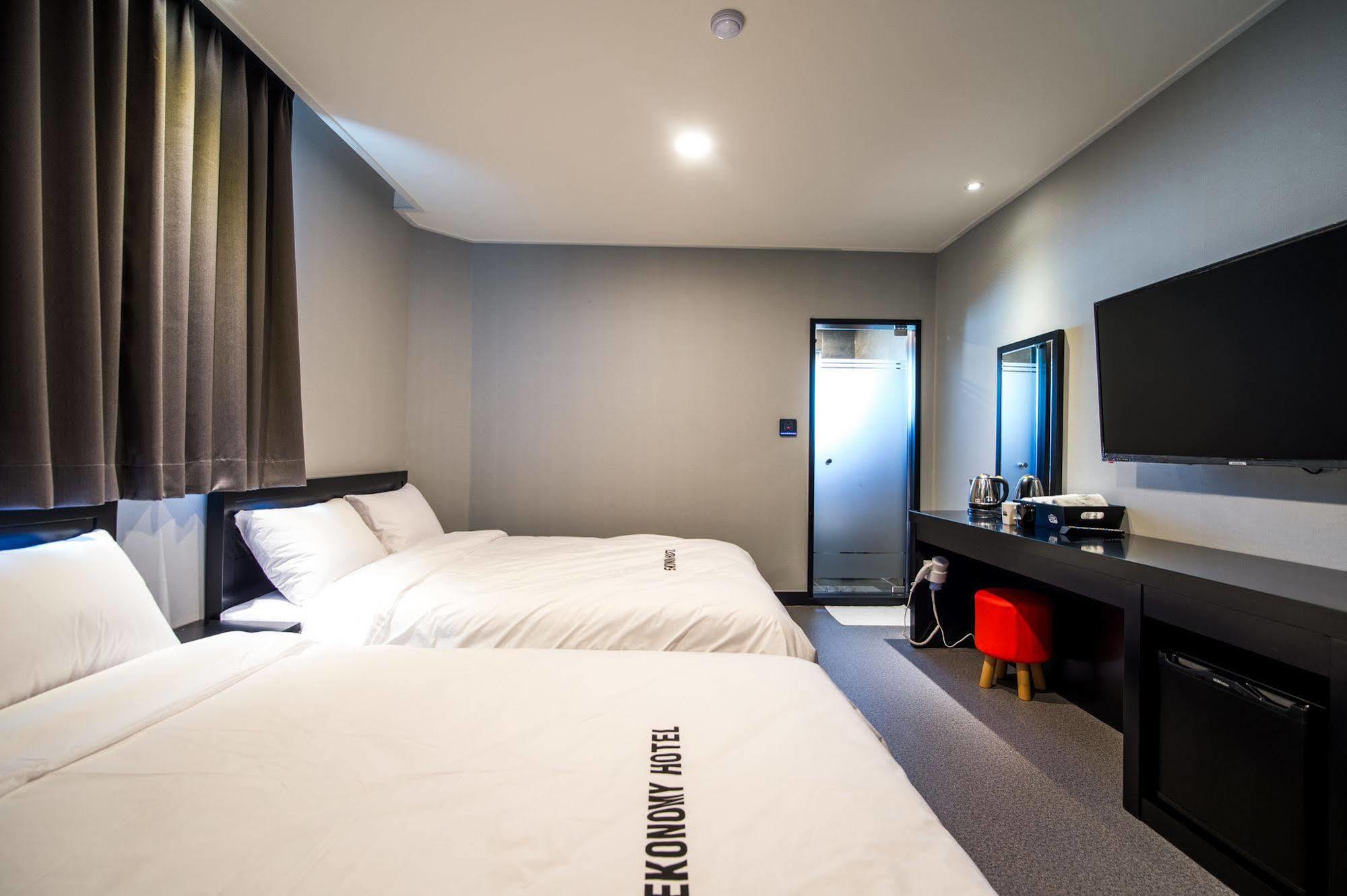Ekonomy Hotel Sokcho Bagian luar foto