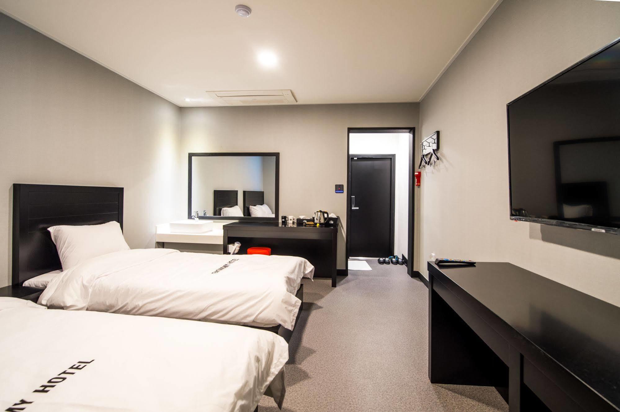 Ekonomy Hotel Sokcho Bagian luar foto