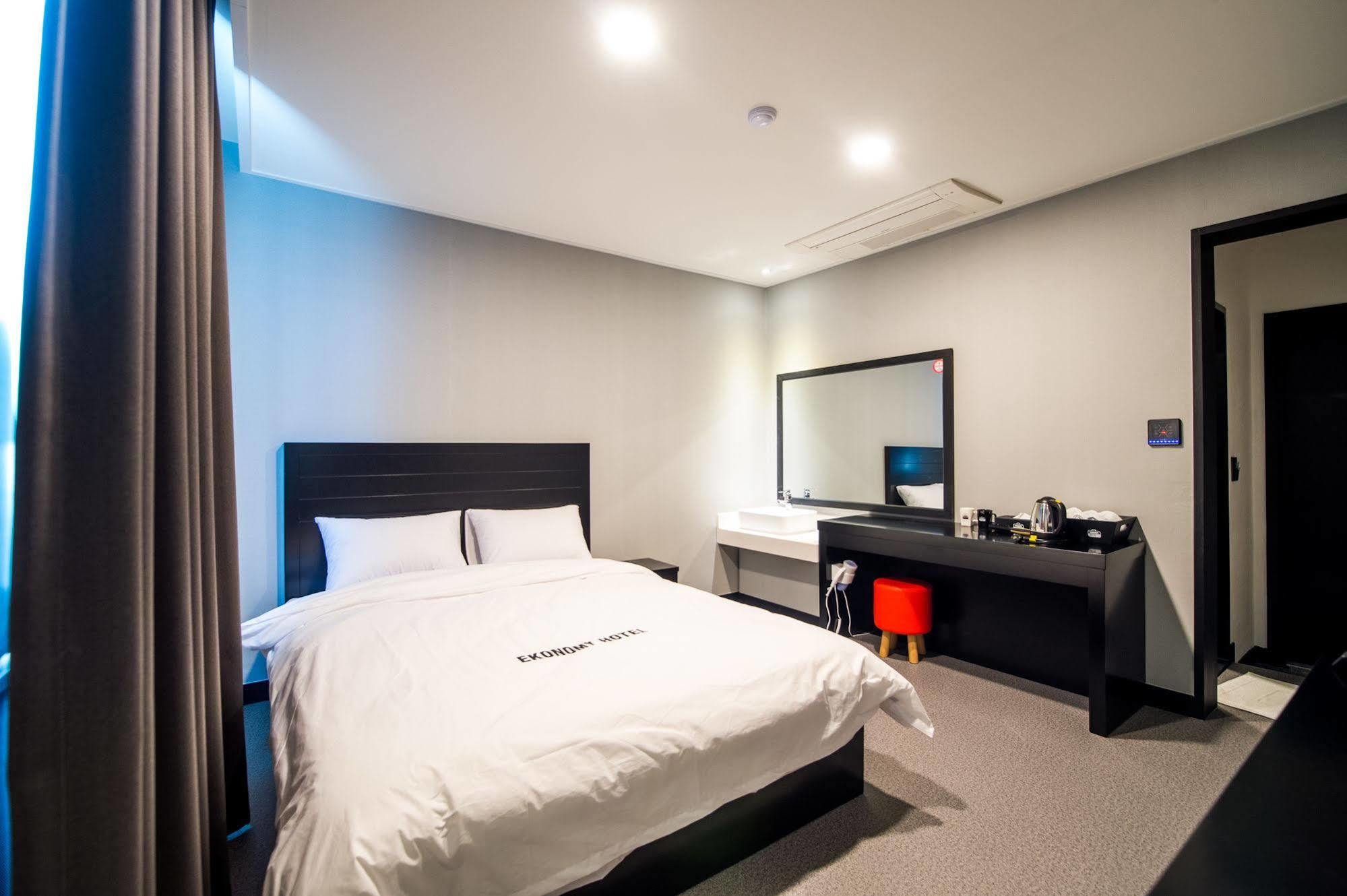 Ekonomy Hotel Sokcho Bagian luar foto
