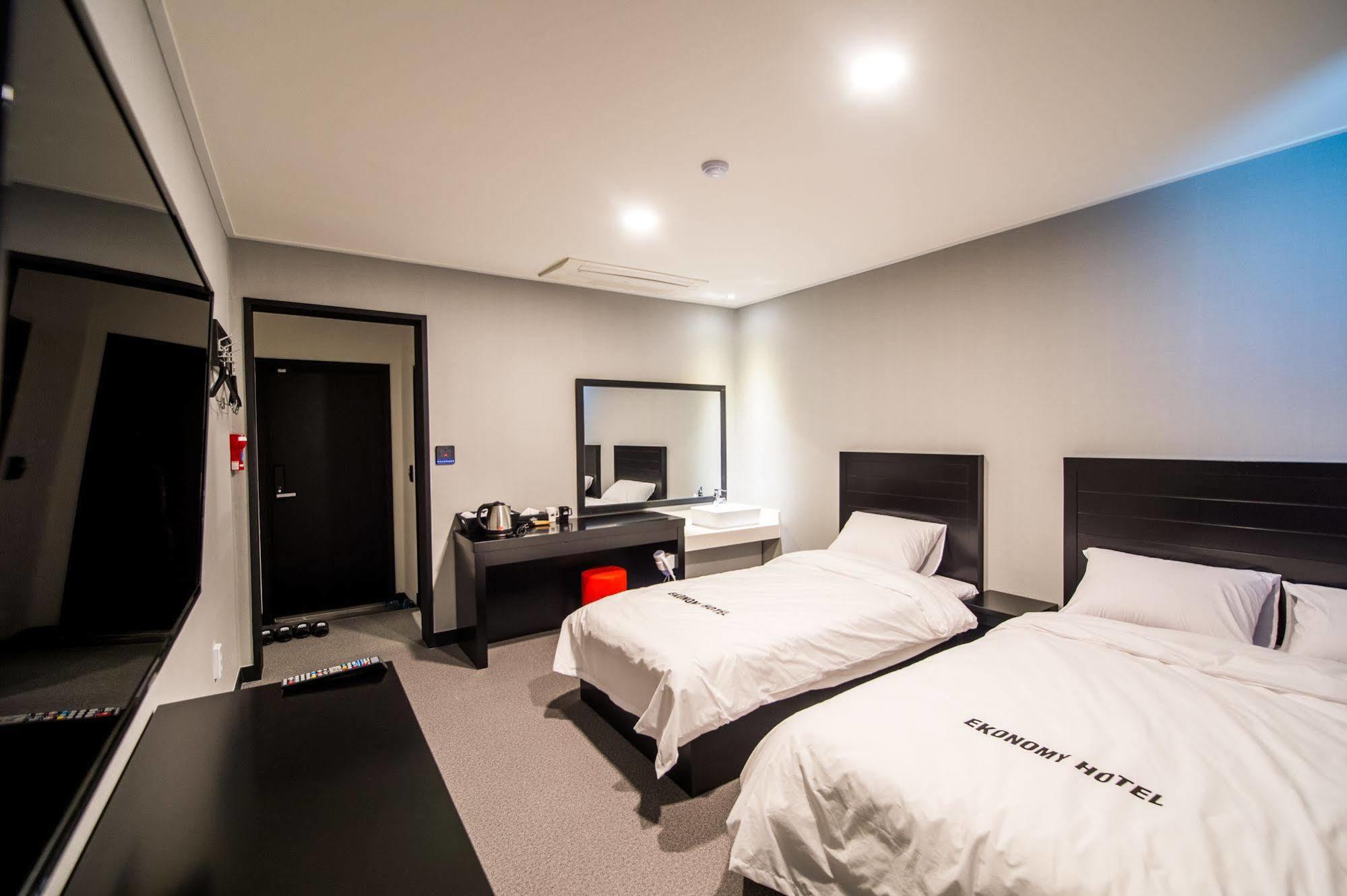 Ekonomy Hotel Sokcho Bagian luar foto