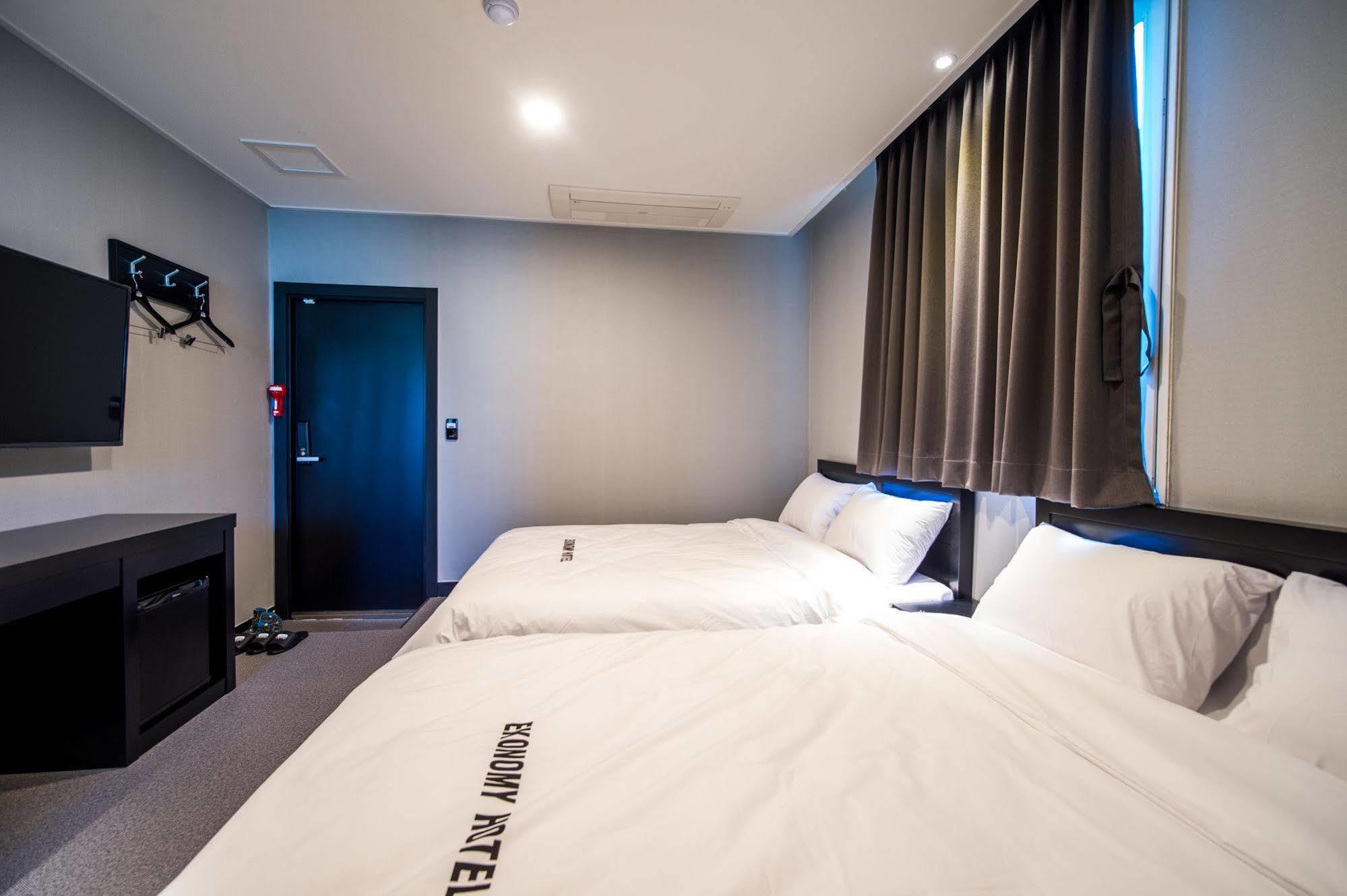 Ekonomy Hotel Sokcho Bagian luar foto