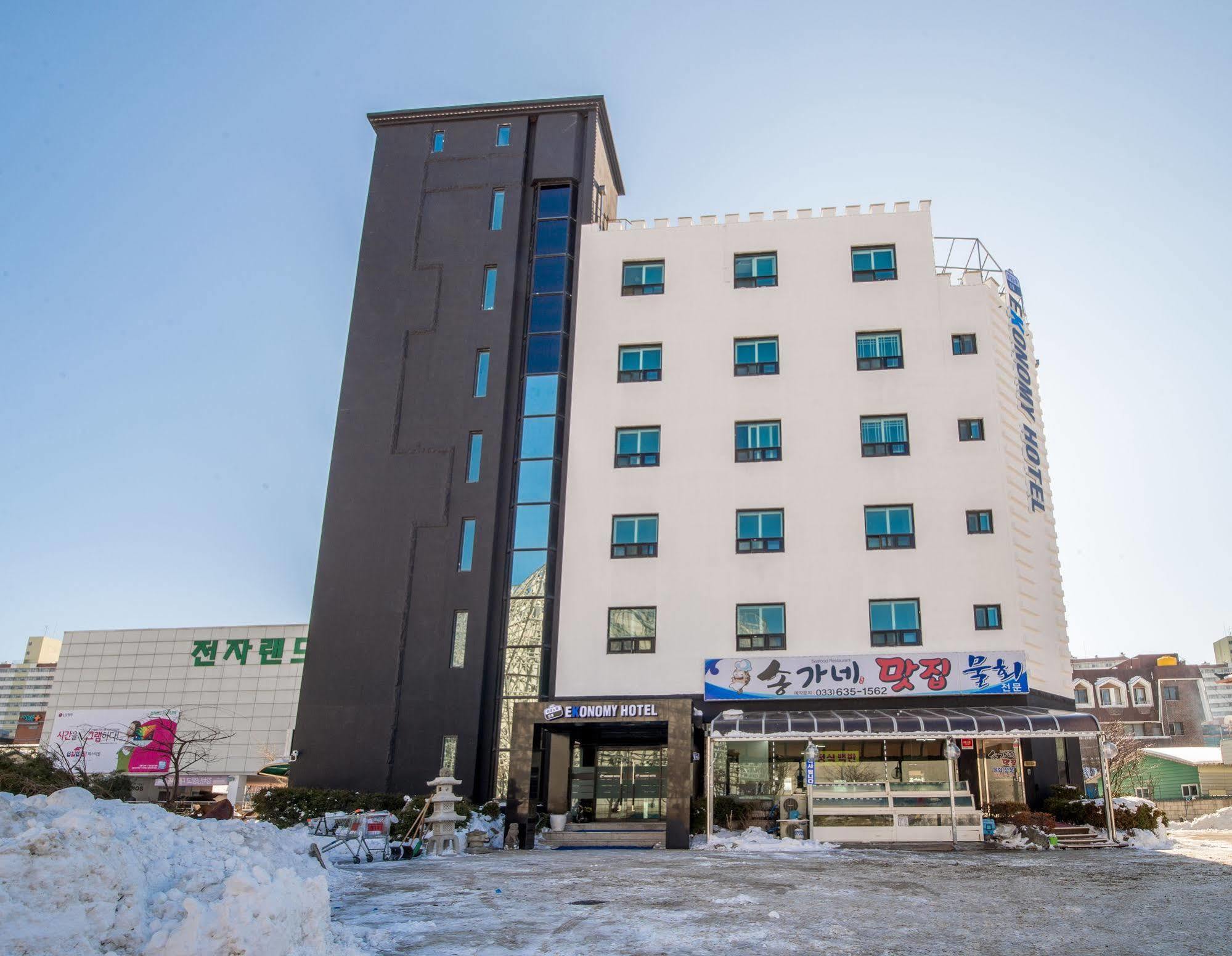 Ekonomy Hotel Sokcho Bagian luar foto