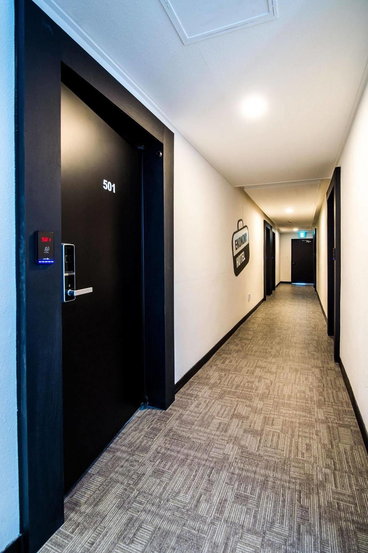 Ekonomy Hotel Sokcho Bagian luar foto